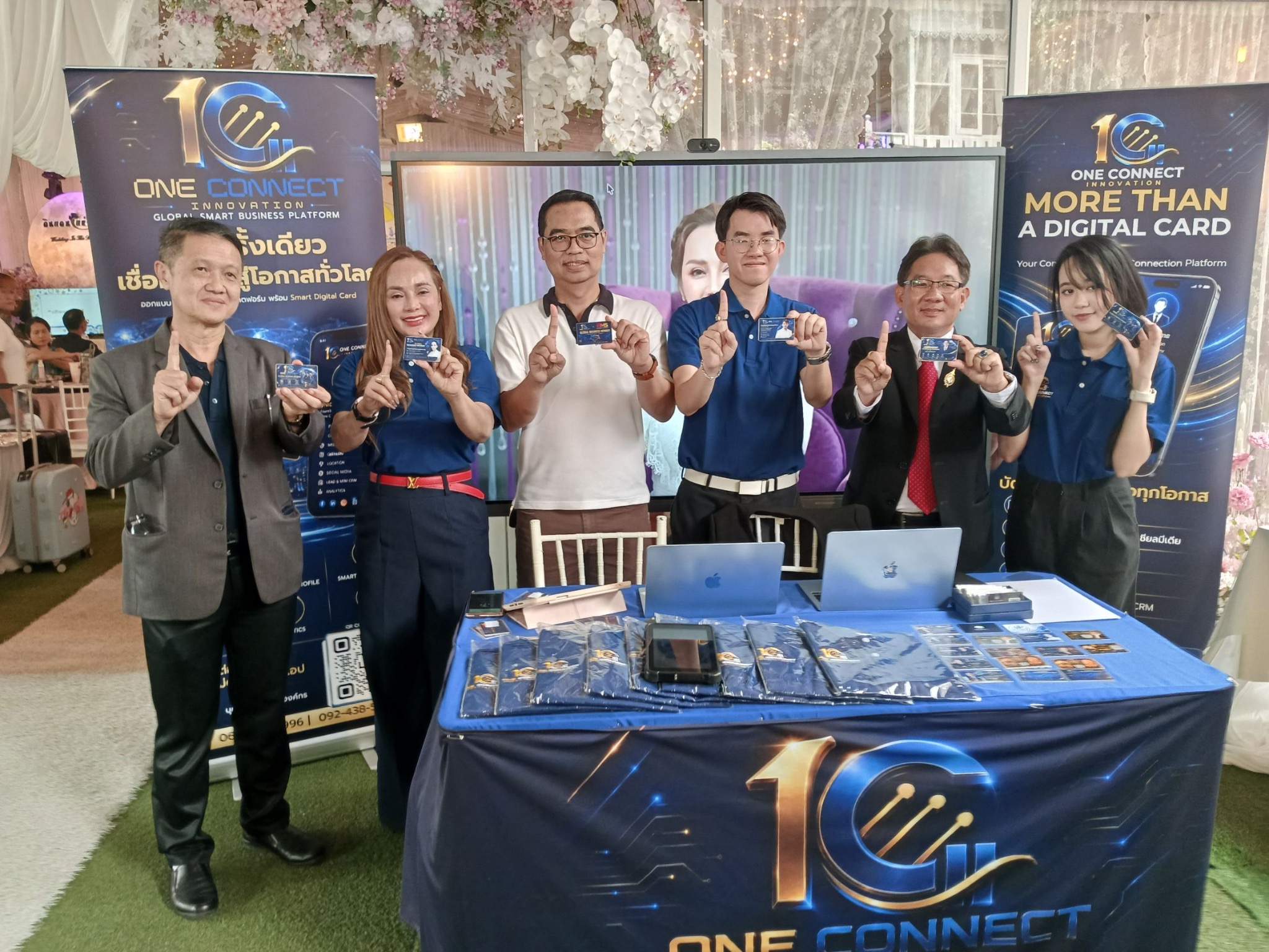 ผู้ร่วมงานถือ Smart Digital Card ที่บูธ One Connect · รวมพล คน BMS